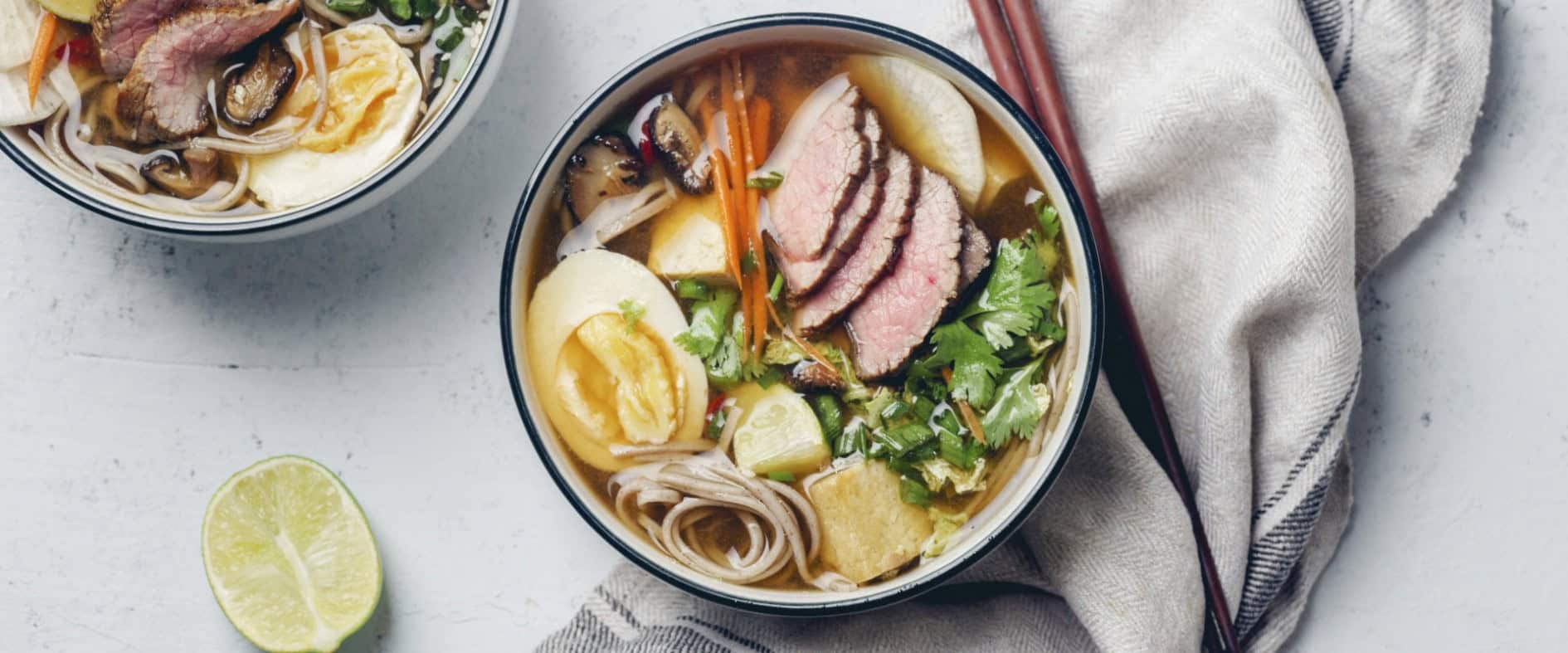 Miso-Ramen-Suppe mit gebratenem Rindfleisch, Ramennudeln, Shiitake-Pilzen, Möhren, Rettich, Tofu, Chinakohl und Ei in einer Schüssel