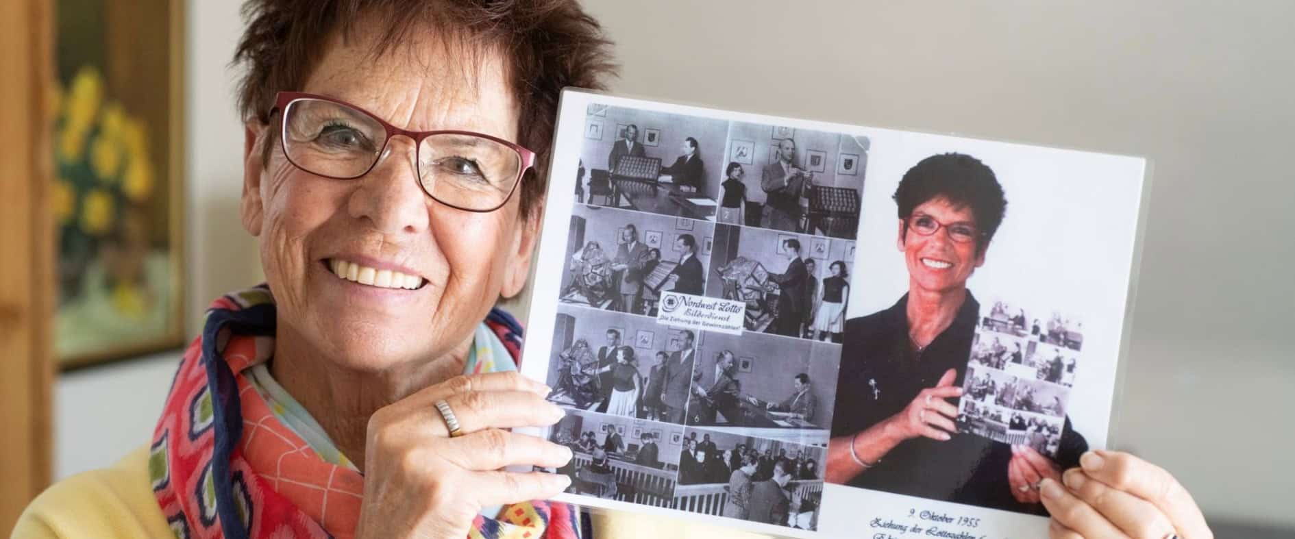 Elvira Hahn hält ein historisches Foto der ersten Lottoziehung 1955 in den Händen – sie war als Waisenkind die erste Lottofee.