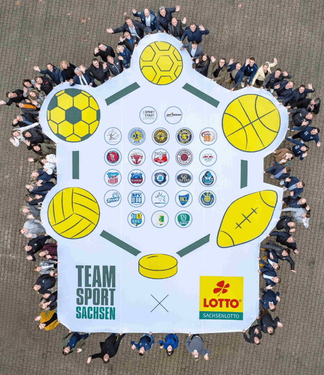 Das besondere Mannschaftsfoto: Sachsenlotto-Mitarbeiter präsentieren gemeinsam mit Vertretern der TeamSportSachsen-Vereine ein großflächiges Motiv der Kooperation. Foto: Klaus Trotter