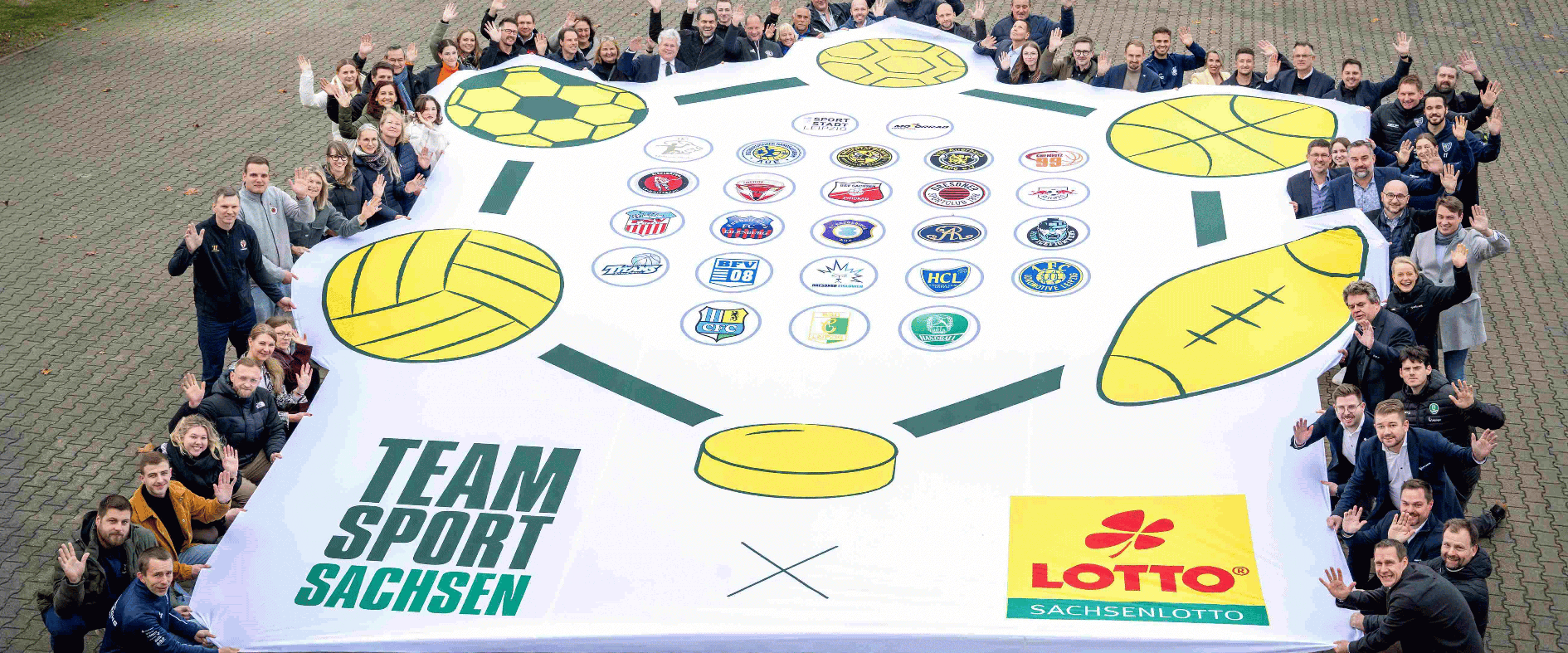 Das besondere Mannschaftsfoto: Sachsenlotto-Mitarbeiter präsentieren gemeinsam mit Vertretern der TeamSportSachsen-Vereine ein großflächiges Motiv der Kooperation. Foto: Klaus Trotter