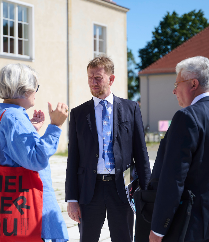 HELLERAU-Intendantin Carena Schlewitt, Ministerpräsident Michael Kretschmer und Sachsenlotto-Geschäftsführer Frank Schwarz im Gespräch vor dem Festspielhaus HELLERAU in Dresden