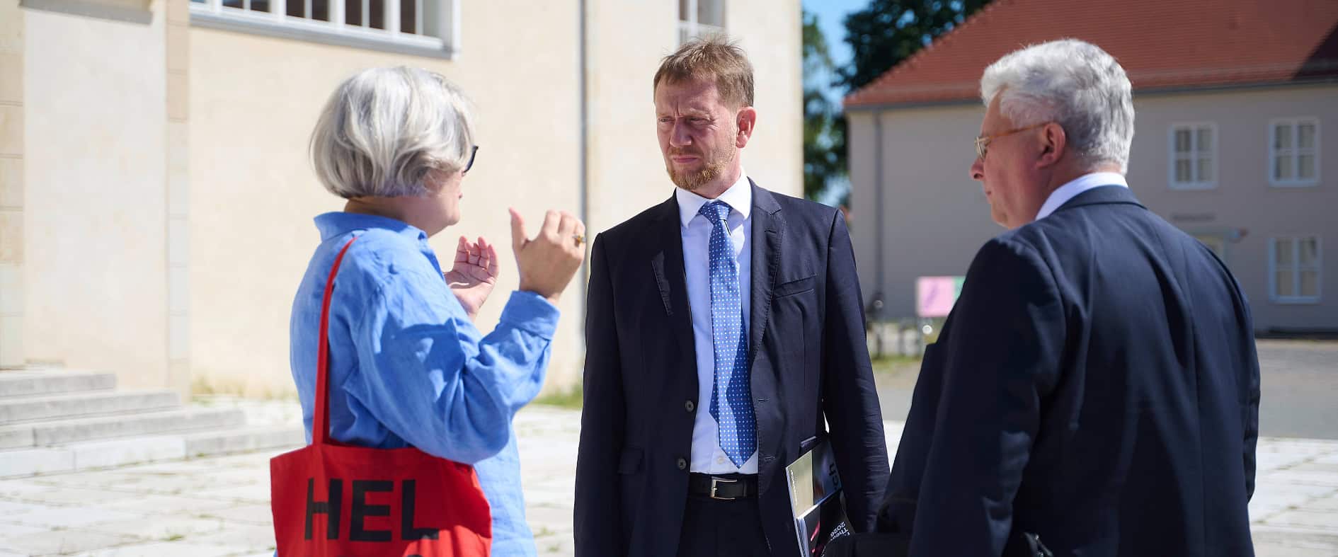 HELLERAU-Intendantin Carena Schlewitt, Ministerpräsident Michael Kretschmer und Sachsenlotto-Geschäftsführer Frank Schwarz im Gespräch vor dem Festspielhaus HELLERAU in Dresden