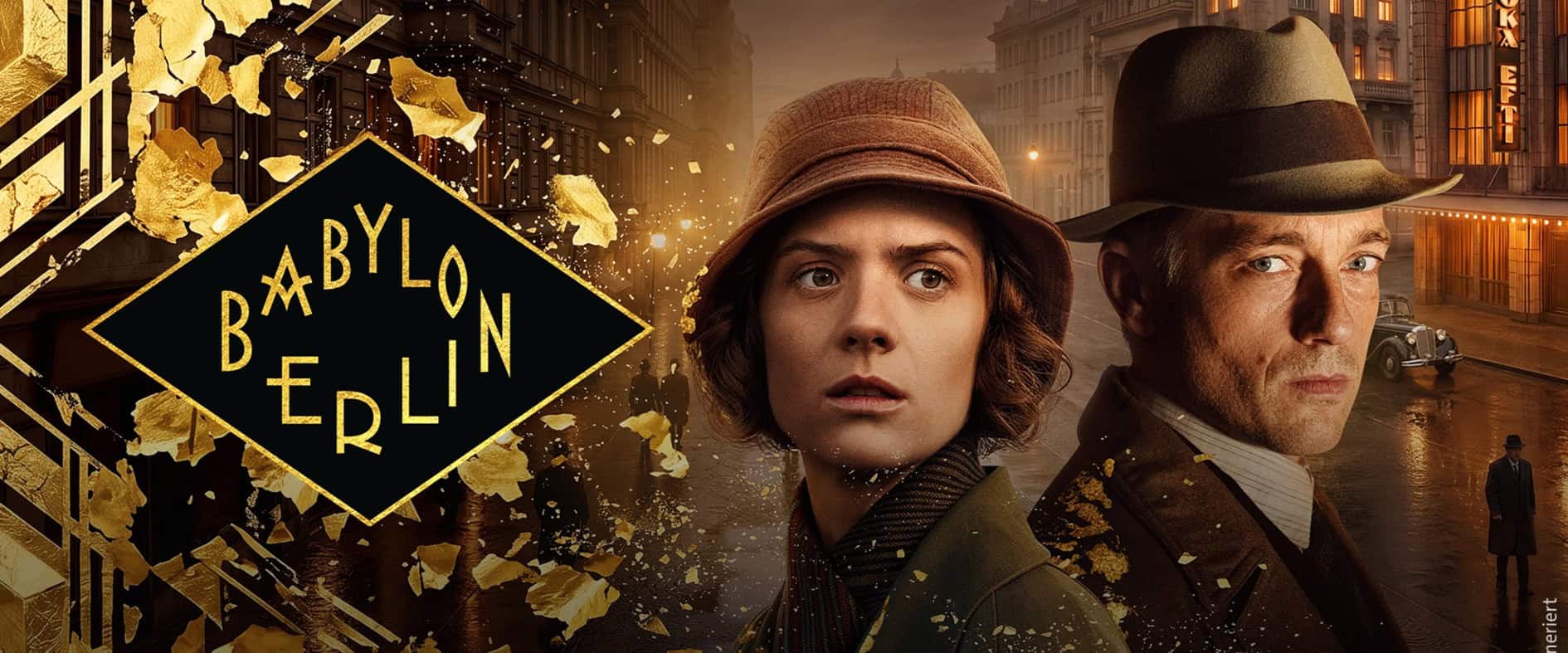 Liv Lisa Fries als Charlotte Ritter und Volker Bruch als Gereon Rath in einer Szene aus „Babylon Berlin“, daneben in goldener Schrift der Titel der Serie.