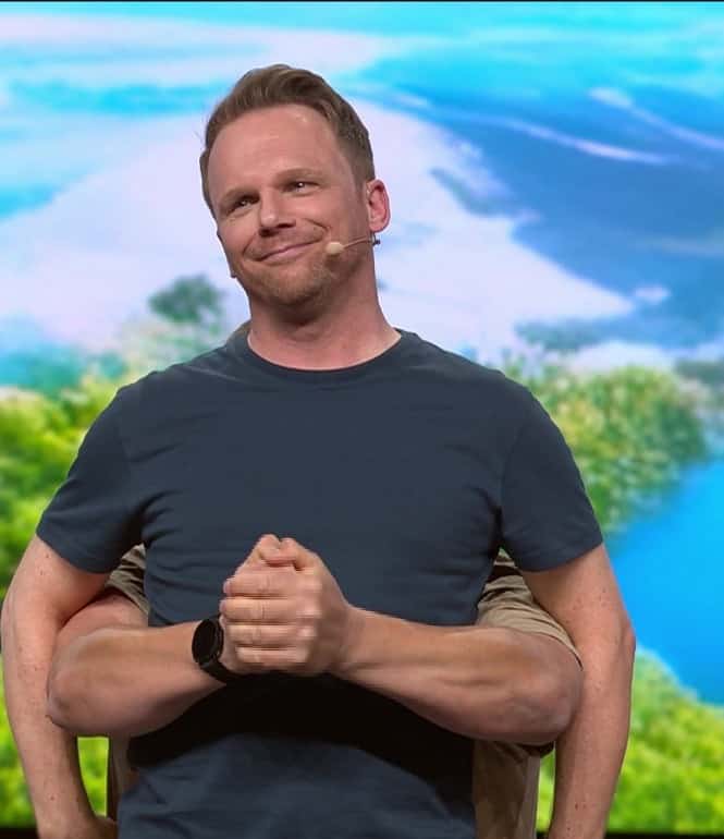 Comedian Ralf Schmitz mit Headset vor LED-Wand mit Landschaft
