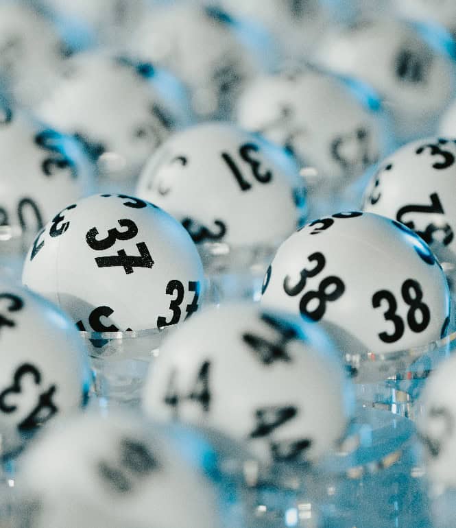 Ziehungsstudio von LOTTO 6aus49. Im Vordergrund zu sehen ist die Trommel mit LOTTO-Kugeln, im Hintergrund ein Bioldschirm mit LOTTO-Logo