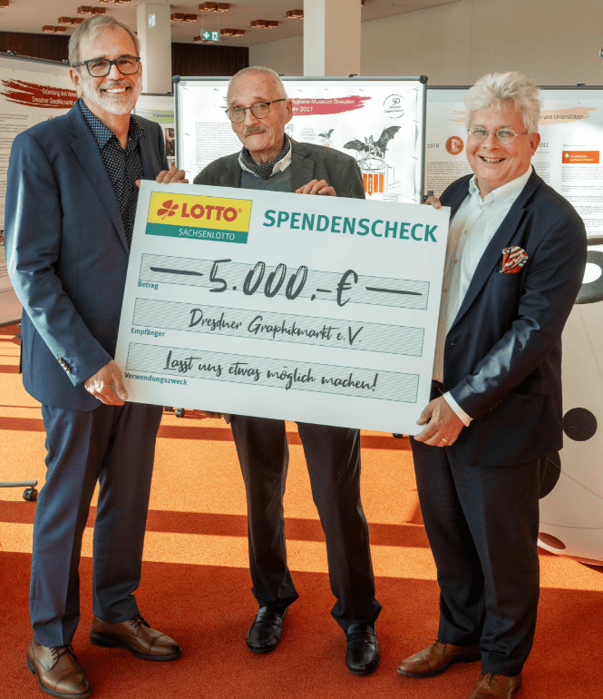Möglichmacher Prof. Dr. Harald Marx bei der Scheckübergabe