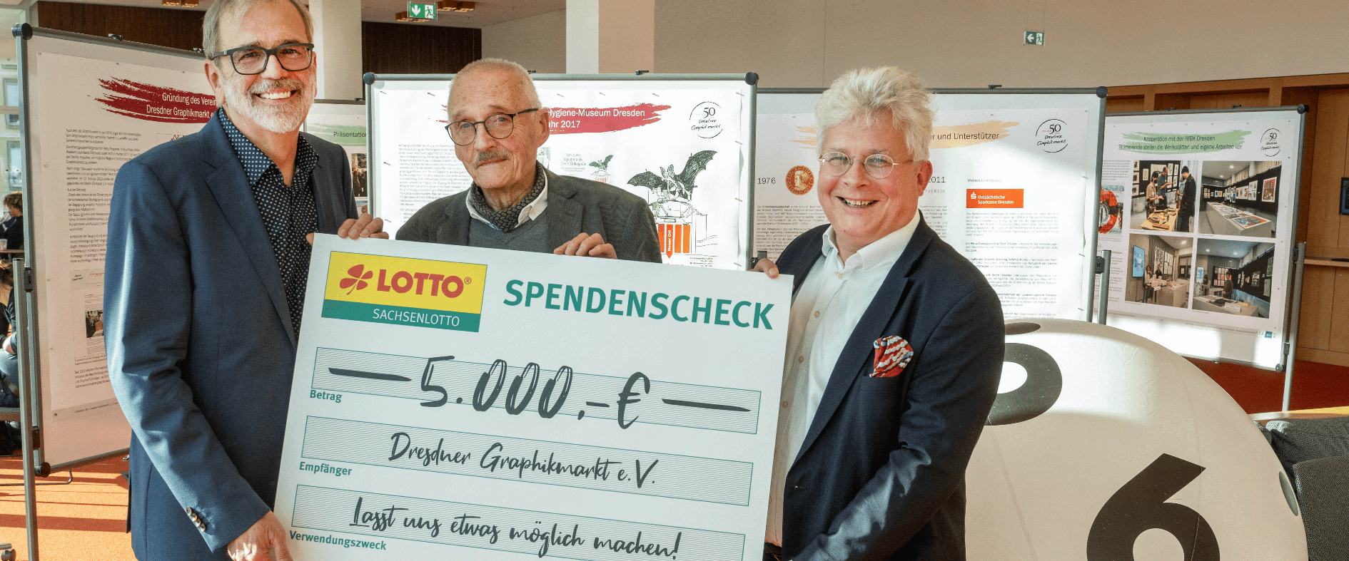 Möglichmacher Prof. Dr. Harald Marx bei der Scheckübergabe