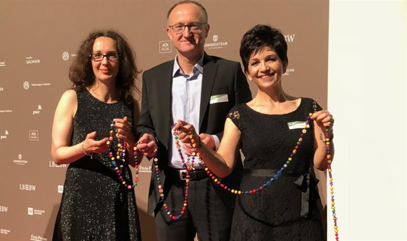 Bild: Simone Saloßnick (rechts) mit Mutperlenkette und Antje Herrmen (links) und Michael Ulbrich (mitte) / Bild: Thomas Wolf