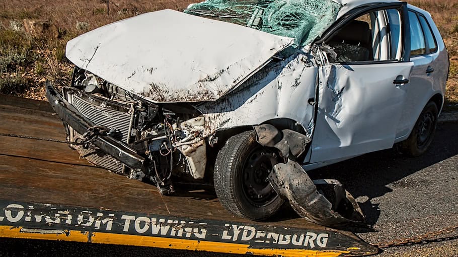 Gegen Parkautomat und parkendes Auto gefahren