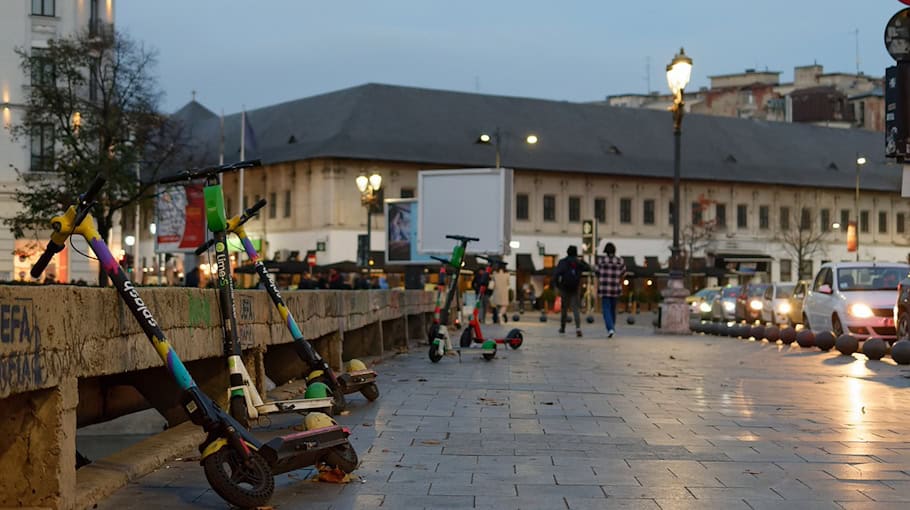 E-Scooter-Fahrer gestürzt – per Haftbefehl gesucht