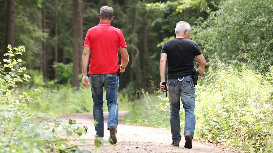 Leblose Person gefunden – Fahndung nach möglichem Tatverdächtigen – Zeugen gesucht