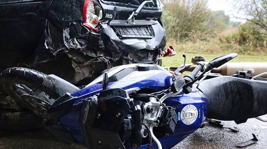 Motorradfahrerin stieß gegen Verkehrszeichen