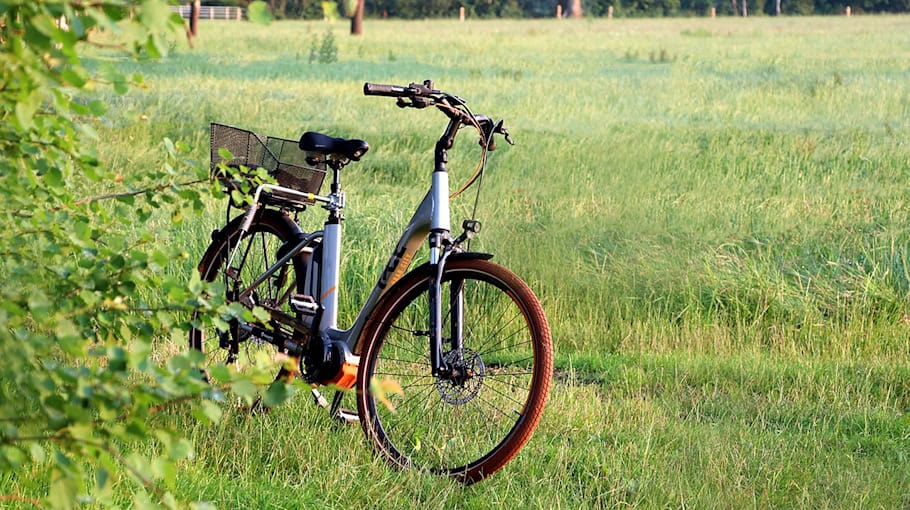 E-Bike-Fahrerin stürzte – schwer verletzt