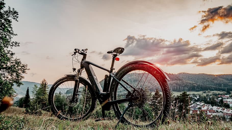 E-Bike-Fahrer blieb in Schiene hängen – leicht verletzt