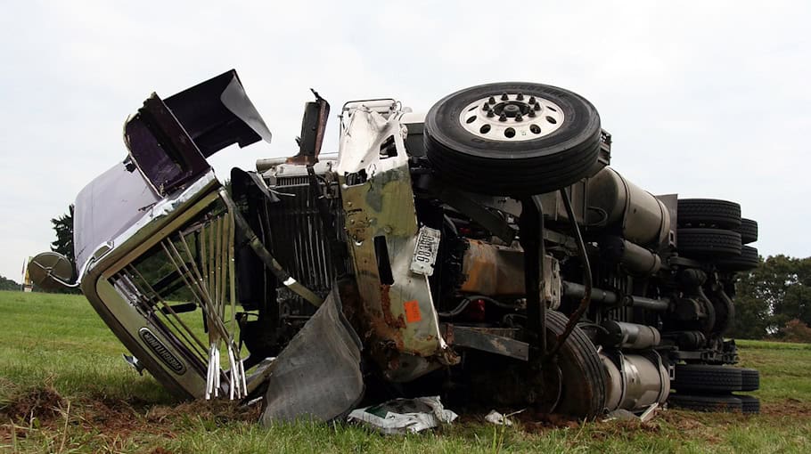 Lkw blieb an Brücke hängen