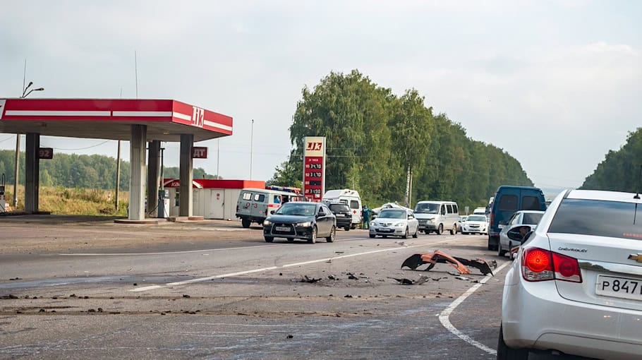 Auto prallte gegen Baum