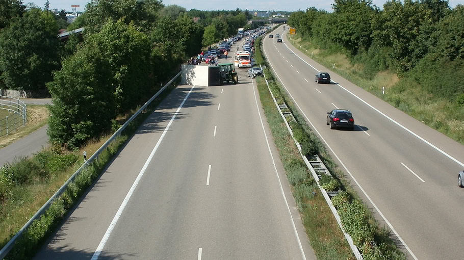 Gegen Lkw und Baustellenauto gefahren