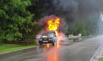 Porsche stieß gegen Leitplanke