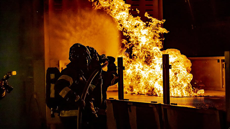 Feuerwehr- und Polizeieinsatz wegen Wohnhausbrand