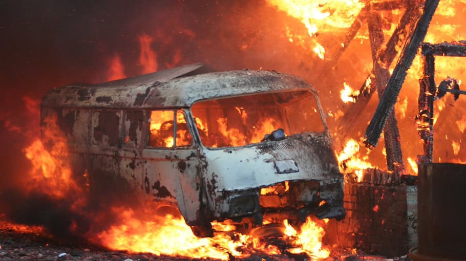 Garagenbrand hinter leerstehendem Verwaltungsgebäude