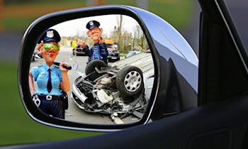 Auto stößt gegen Telefonmast auf der Bundesstraße