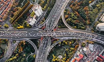 Kleintransporter auf der Autobahn umgekippt