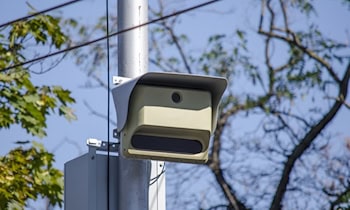 Verkehrsunfall zwischen Autos auf Kreuzung