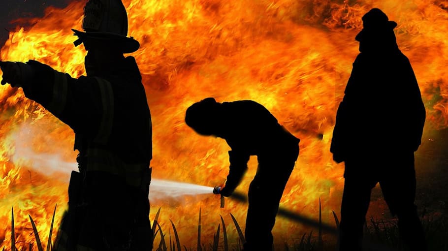 Brand eines Holzstapels in der Scharfensteiner Straße