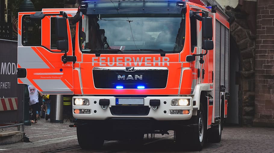 Brand eines Transporters auf der A17 mit gestohlenen Maschinen