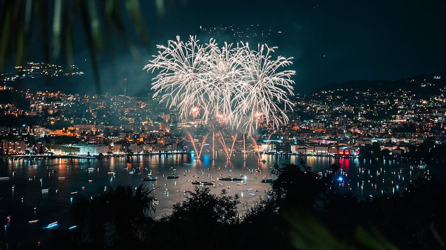 Jugendlicher bastelt selbstgebautes Feuerwerk und alarmiert die Polizei