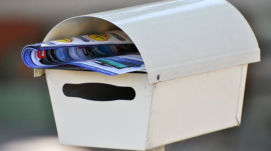 Unbekannte zerstören Briefkasten in Grünhainer Straße