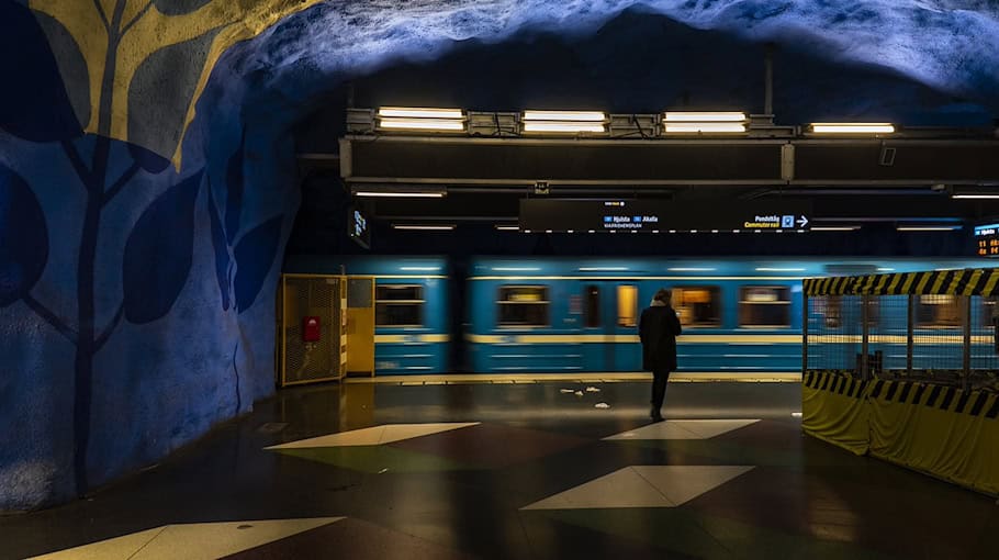 Unbekannte beschmieren Gedenktafel am Bahnhof Pirna mit SS-Rune