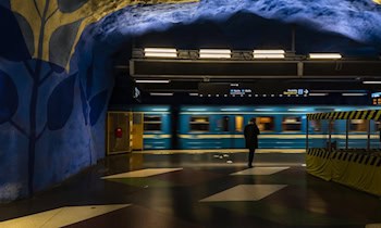 Unbekannte beschmieren Gedenktafel am Bahnhof Pirna mit SS-Rune