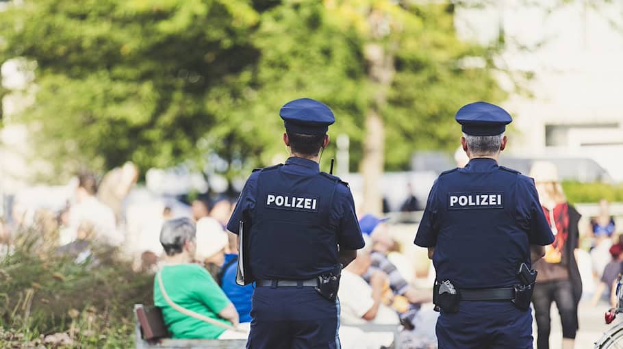 Kriminalbeamte nehmen Geldabholer nach Betrugsversuch fest