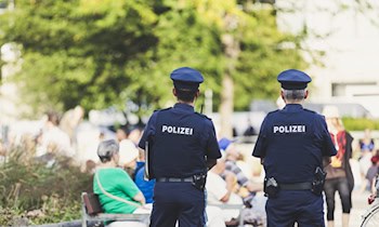 Kriminalbeamte nehmen Geldabholer nach Betrugsversuch fest