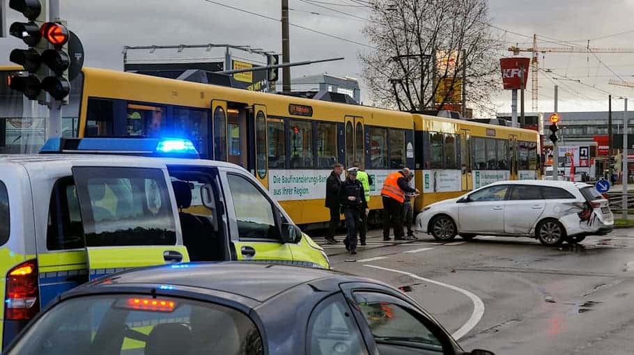 Verkehrsunfall mit Sachschaden und leichten Verletzungen in Neukirchen