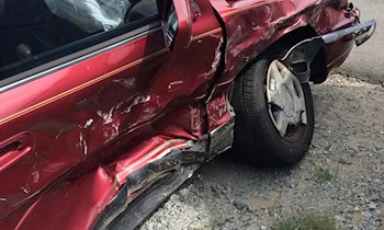 Zusammenstoß zwischen Fahrzeug und Baum nach Ausweichmanöver