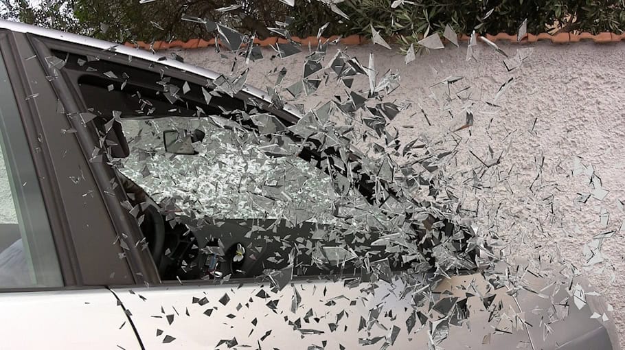 Schwerer Autounfall mit mehreren Fahrzeugen in der Stadt