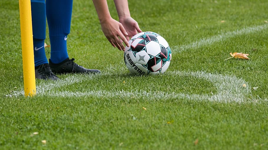 Unbekannte bringen Fußball-Graffiti an Hauswand an