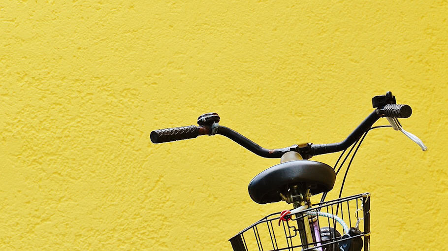 Fahrradfahrer stürzt über Motorhaube eines parkenden Pkw