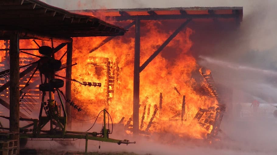 Brand und Rauchgasvergiftung nach Feuer auf Balkon