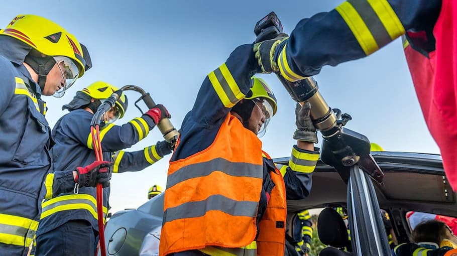 Auto landet auf dem Dach in Bach nach Verkehrsunfall