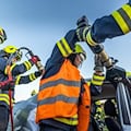 Auto landet auf dem Dach in Bach nach Verkehrsunfall