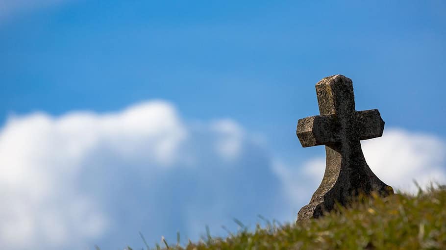 Friedhofsmauer an der Pulsnitzer Straße beschmiert