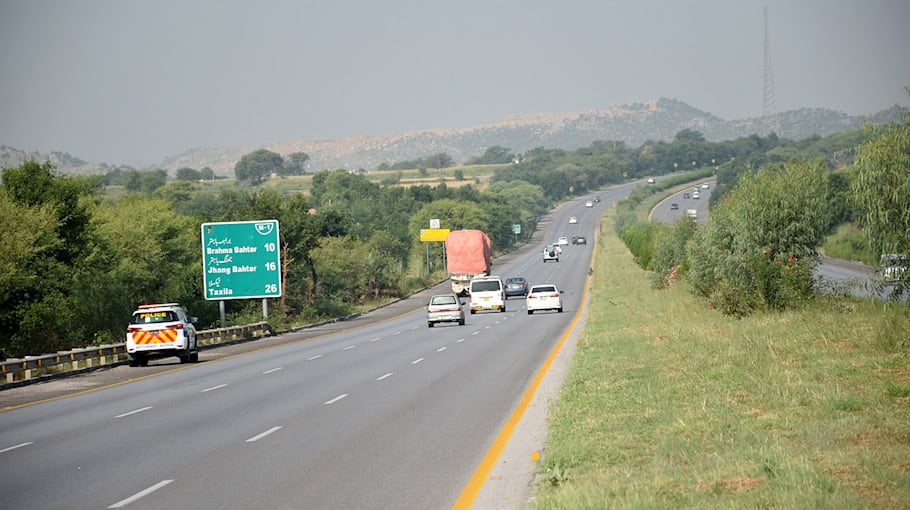 Autobahnpolizisten kontrollieren Einhaltung des Überholverbots bei Brummi-Fahrern