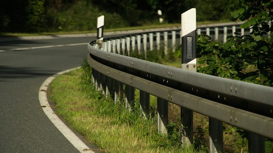 Unsicher geladener Sattelzug auf Autobahn gestoppt