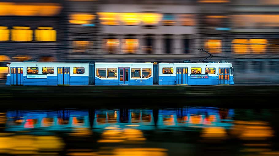 Straßenbahn schiebt Skoda ins Gleisbett