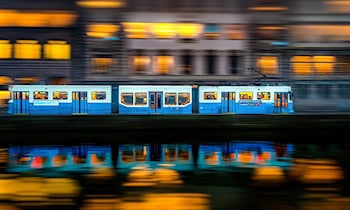 Straßenbahn schiebt Skoda ins Gleisbett