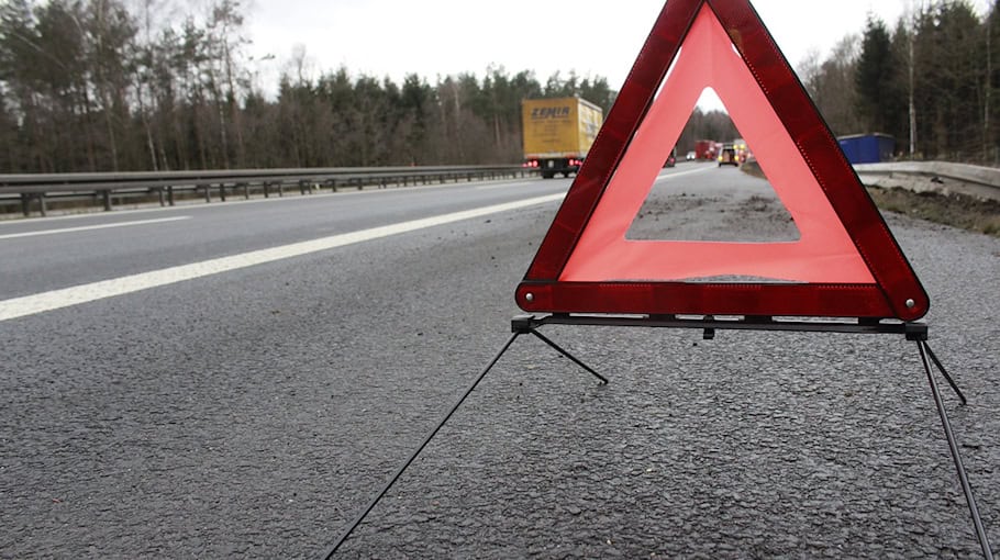 Schwerer Verkehrsunfall auf winterglatter Straße