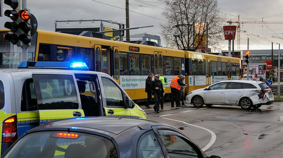 Leichtverletzte Person bei Verkehrsunfall auf Hauptstraße